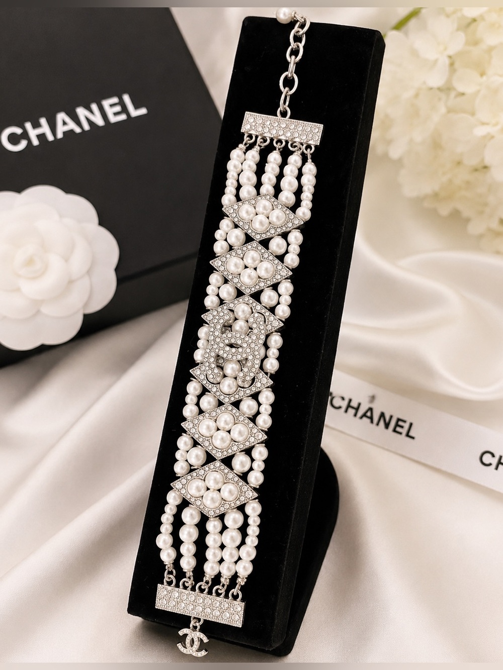 🤍✨ Women’s Pearl & Crystal Statement Bracelet ✨🤍